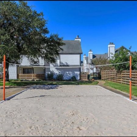 The Cozy Clouds Resort At Nrg Houston Bagian luar foto
