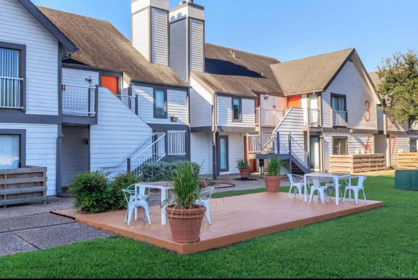 The Cozy Clouds Resort At Nrg Houston Bagian luar foto