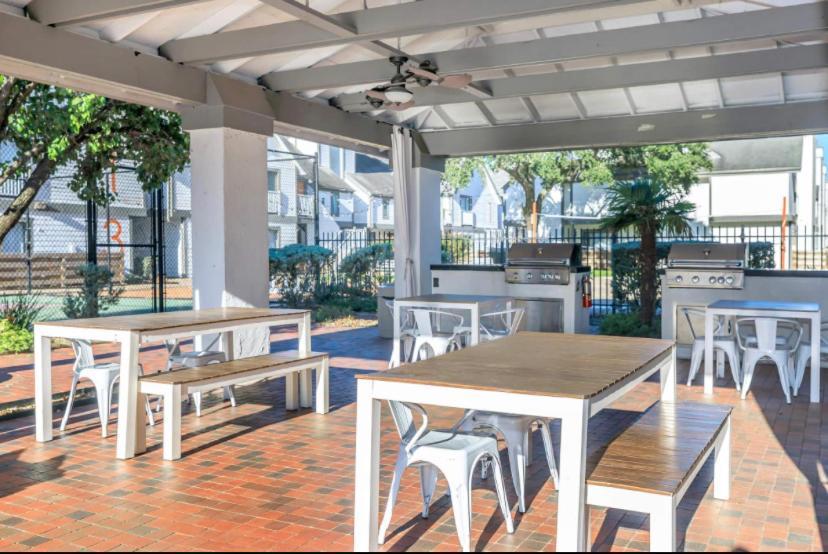 The Cozy Clouds Resort At Nrg Houston Bagian luar foto